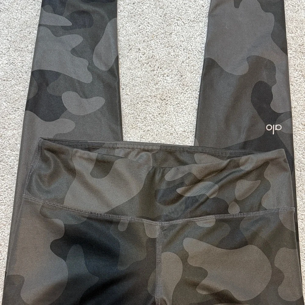 ALO Yoga Leggings - Black Camo